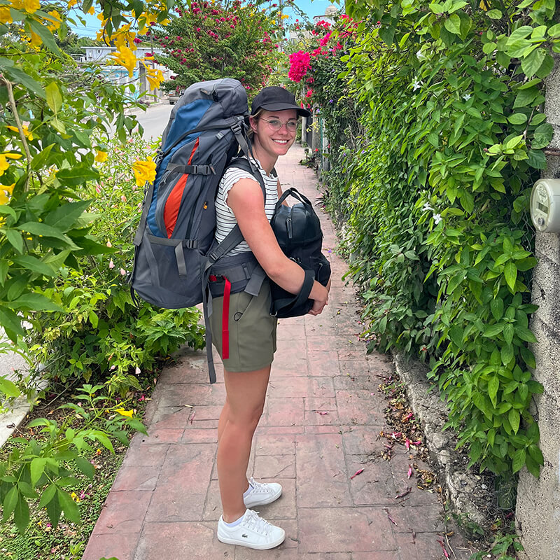 Frau mit großem Rucksack