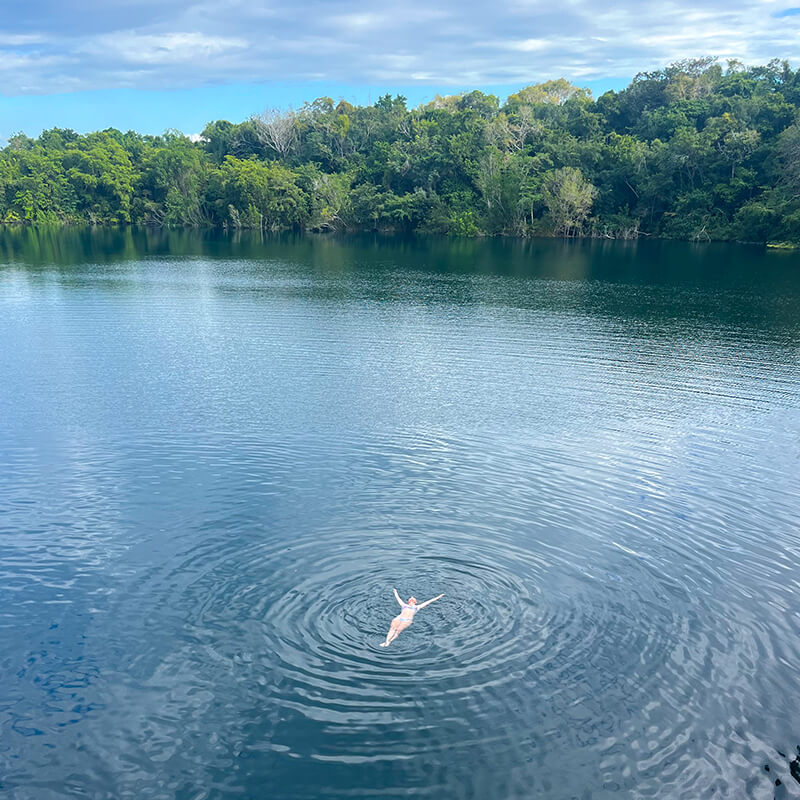 Frau im See von oben 