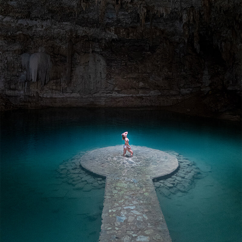 Frau in Cenote Suytun