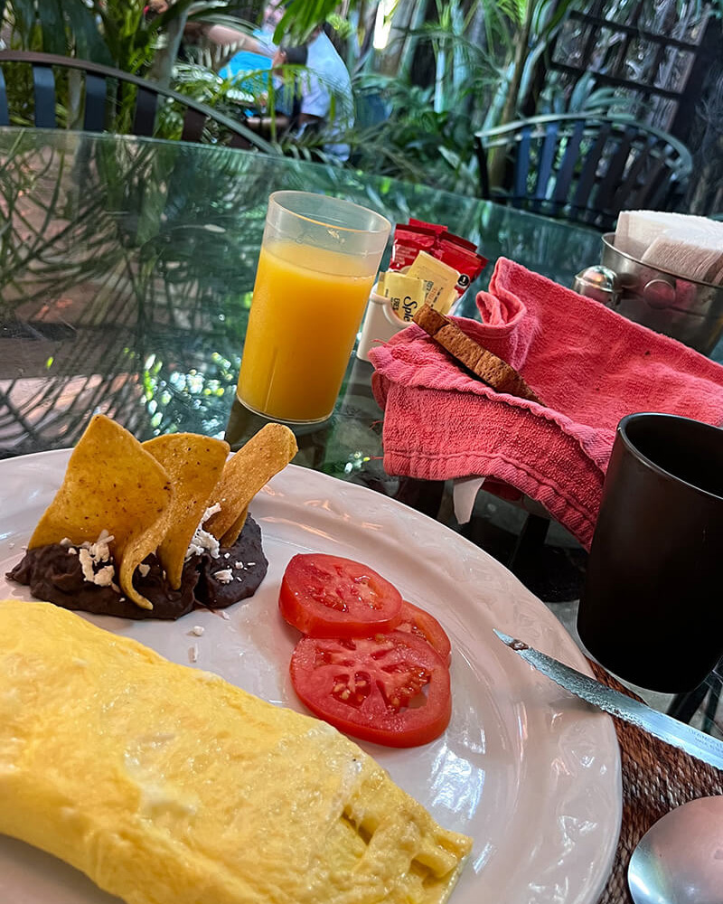 Mexikanisches Frühstück mit Ei und Bohnen