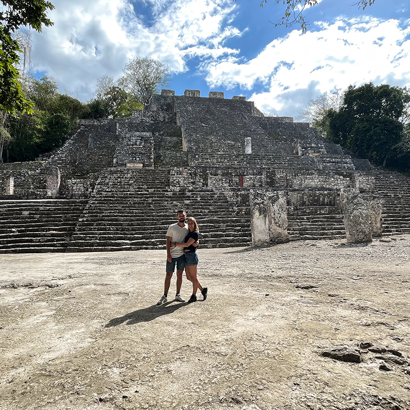 Paar vor Maya-Ruinen in Calakmul