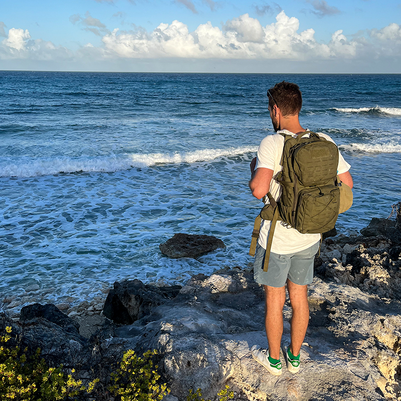 Mann mir Rucksack an Küste