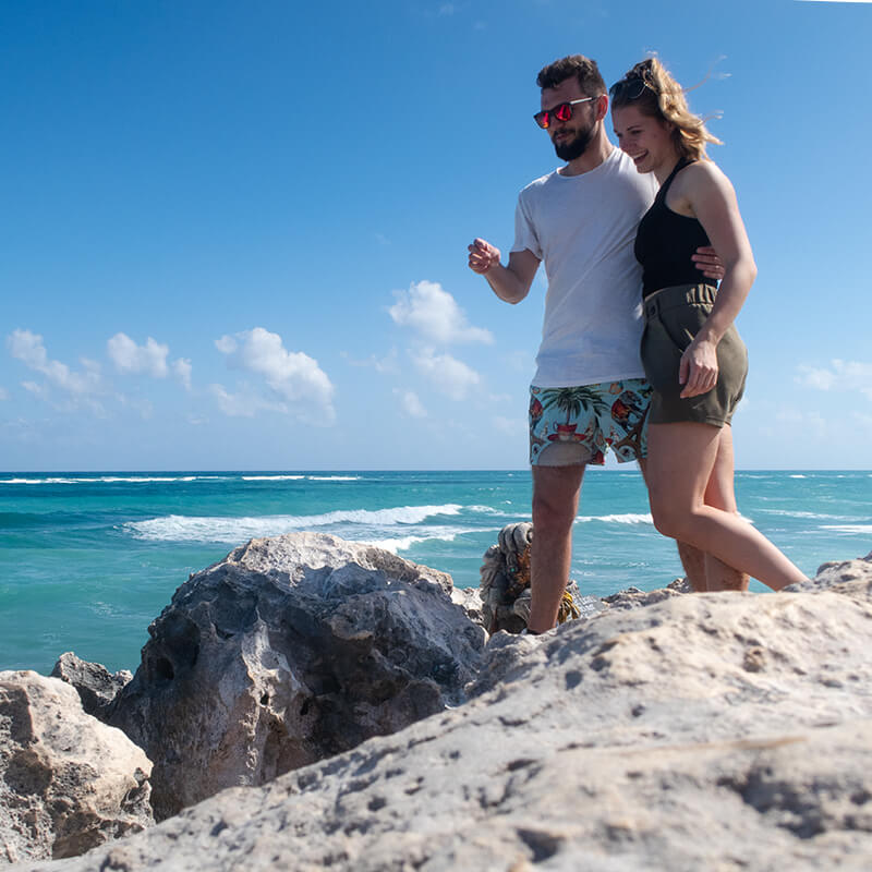 Paar auf Klippen am Meer in Tulum