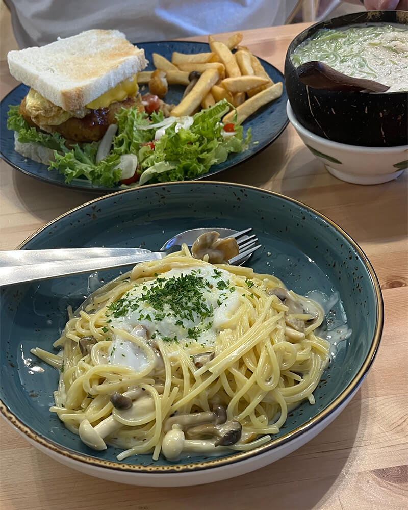 Tisch mit Spagetti Cabonara und Sandwich