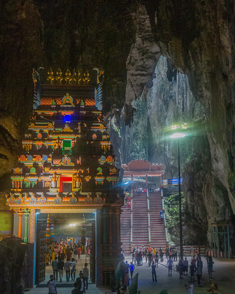 hinduistischer Tempel innerhalb der Batu Caves in Kuala Lumpur