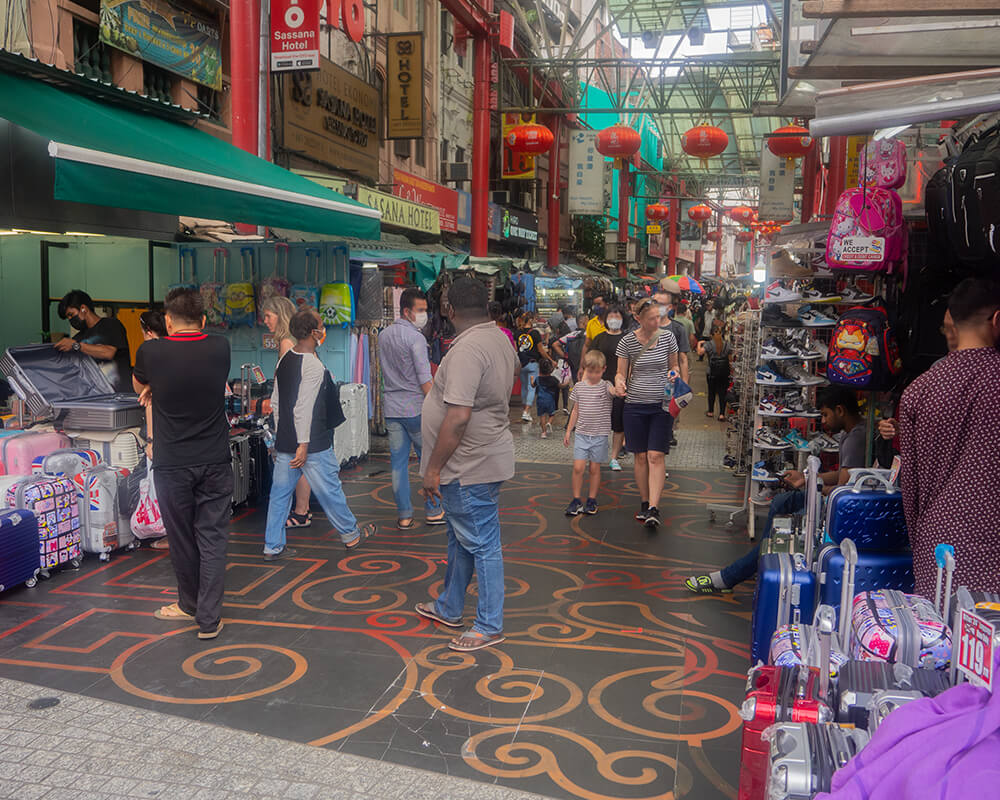 Straßenflohmarkt in der Petaling Street in Kuala Lumpur