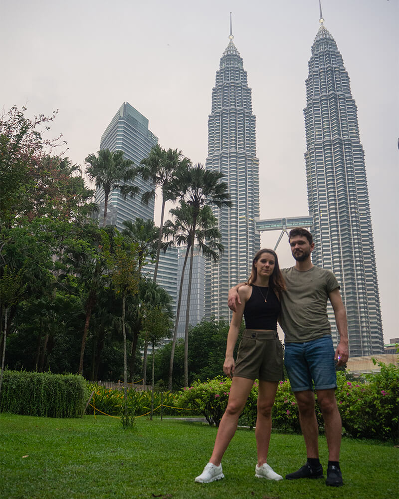 Junges Paar vor den Petronas Twin Towers in Kuala Lumpur