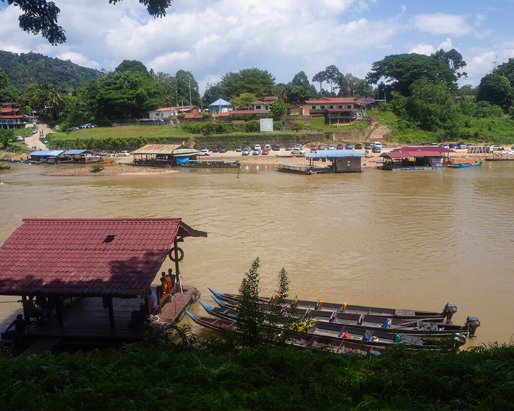 Blick über den Fluss auf Kuala Tahan