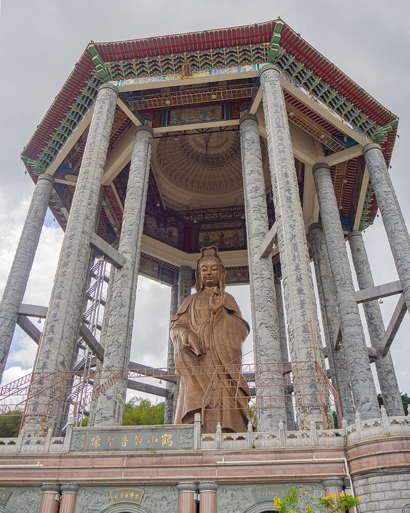 Guanyin Statue in einem Pavillion