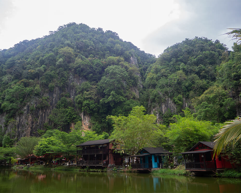 Häuser und See im Qing Xin Ling Village
