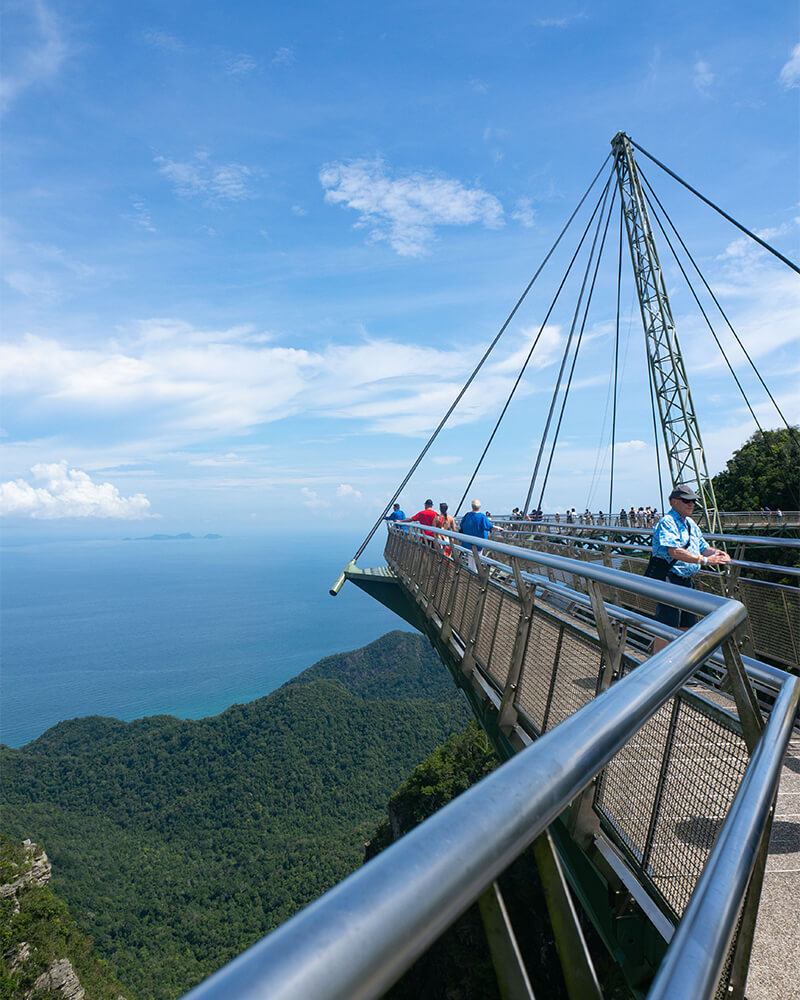 Langkawi Sky Bridge mit Blick auf den Regenwald und das Meer