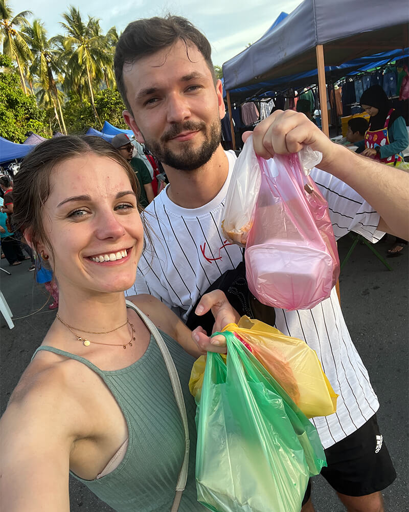 Selfie von einem Paar mit Einkaufstüten voller Essen