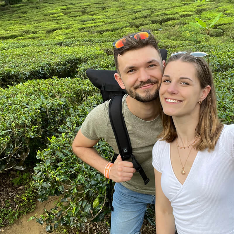Selfie von einem jungen Paar in Teeplantagen