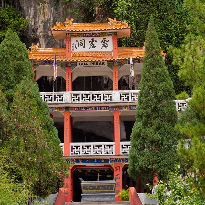 Chinesischer Tempeleingang in einer Höhle
