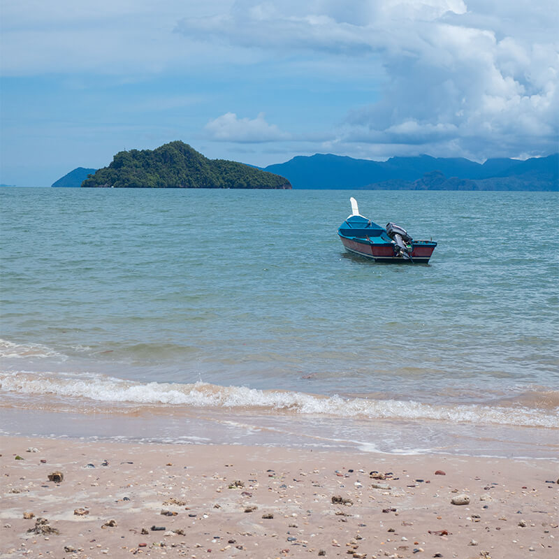 Strand und Meer mit Boot und Insel