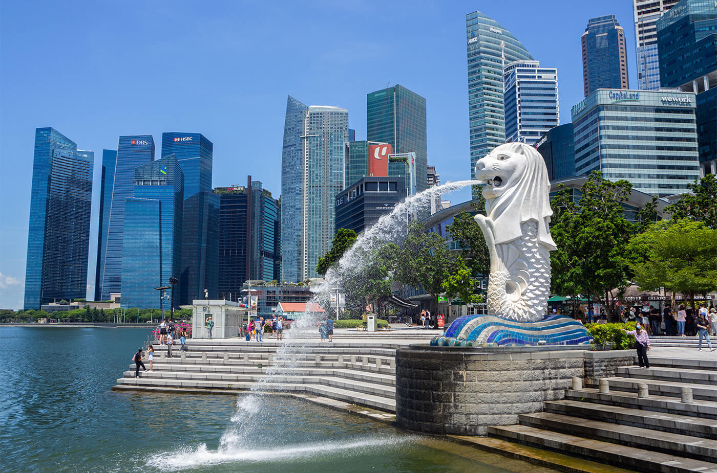 Löwenstatur vor Skyline in Singapur