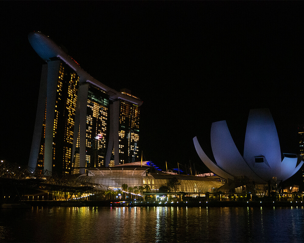 Marina Bay Sands Hotel bei Nacht erleuchtet