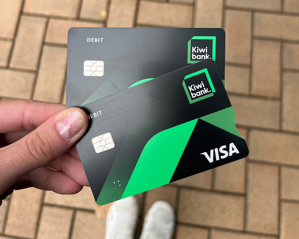 Visa Karten der Kiwibank werden in der Hand gehalten