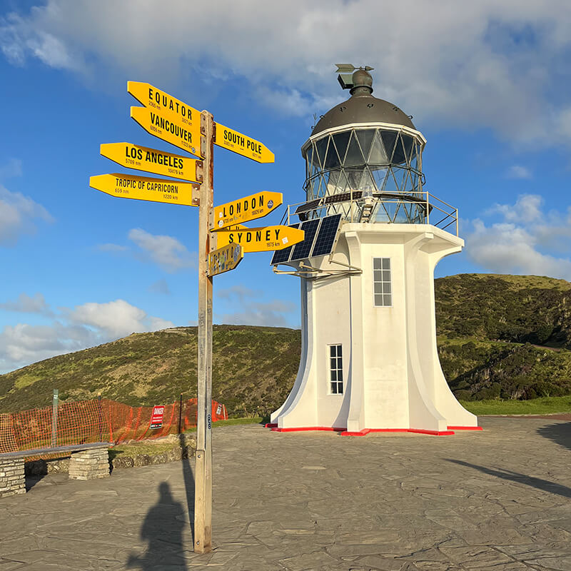 Cape Reinga Leuchtturm mit Schild davor