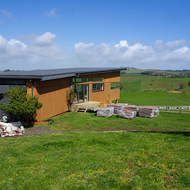 Haus aus Holz auf einer Wiese