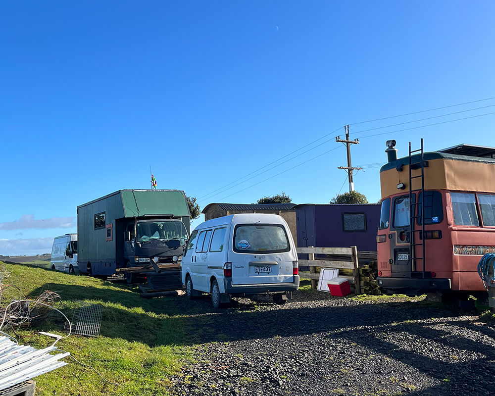 Hof mit mehreren Campervans und Trucks