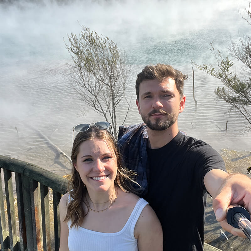 Selfie von einem jungen Paar vor einem See