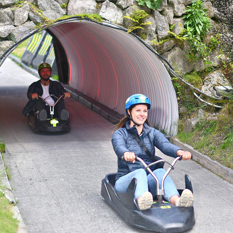 Junge Frau auf einem Skyline Luge