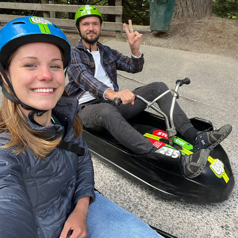 Selfie von einem jungen Paar in den Skyline Luge