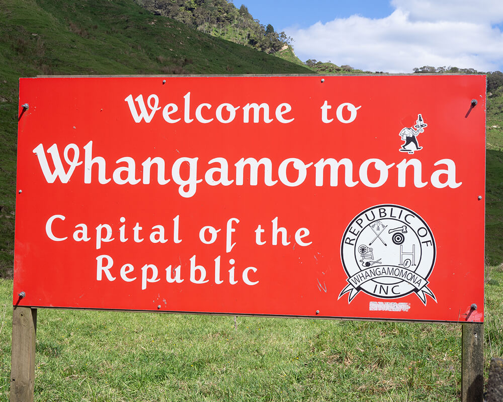 Rotes Schild mit der Aufschrift "Welcome to Whangamomona"