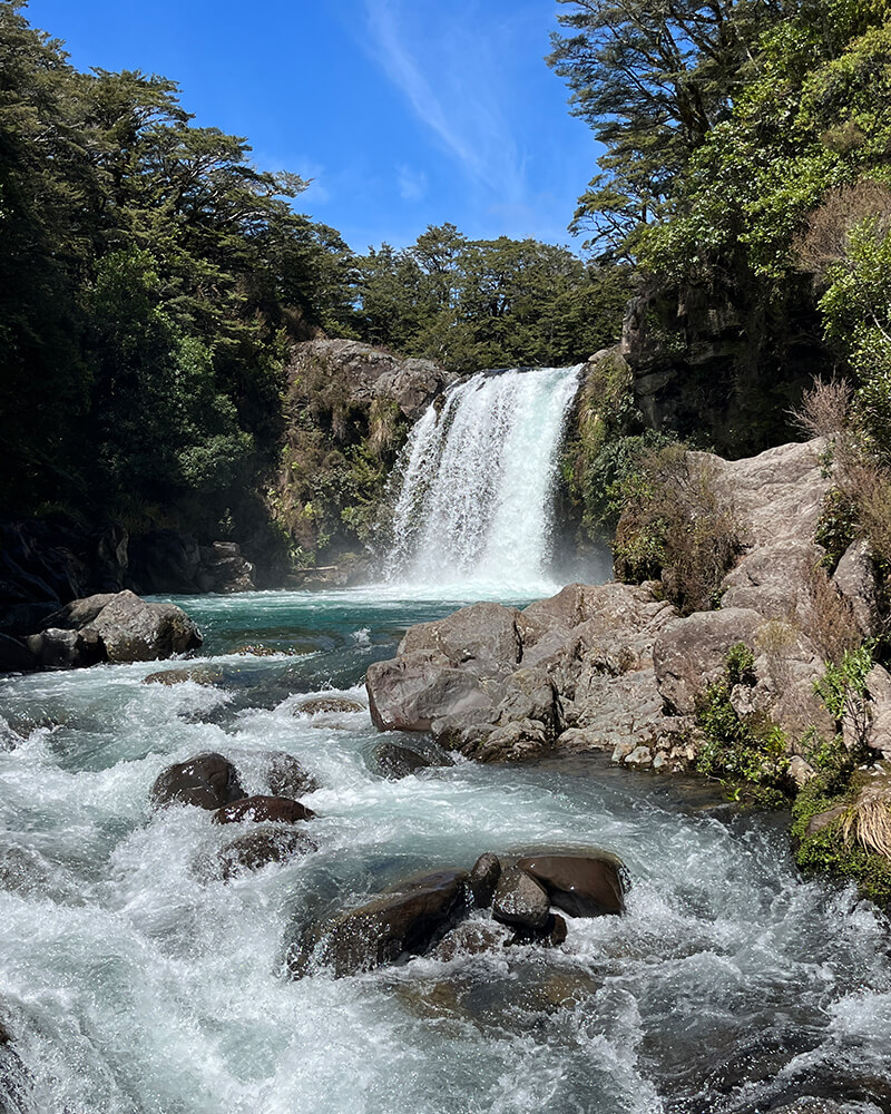 kleiner Wasserfall mit türkisfarbenem Wasser