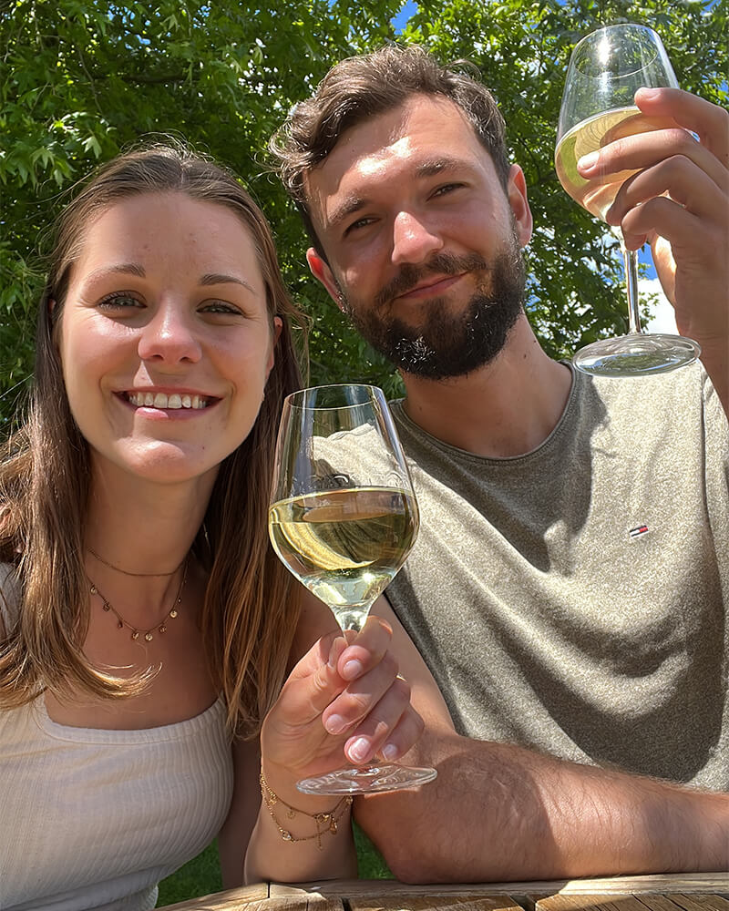 Selfie von einem jungen Paar mit Weingläsern