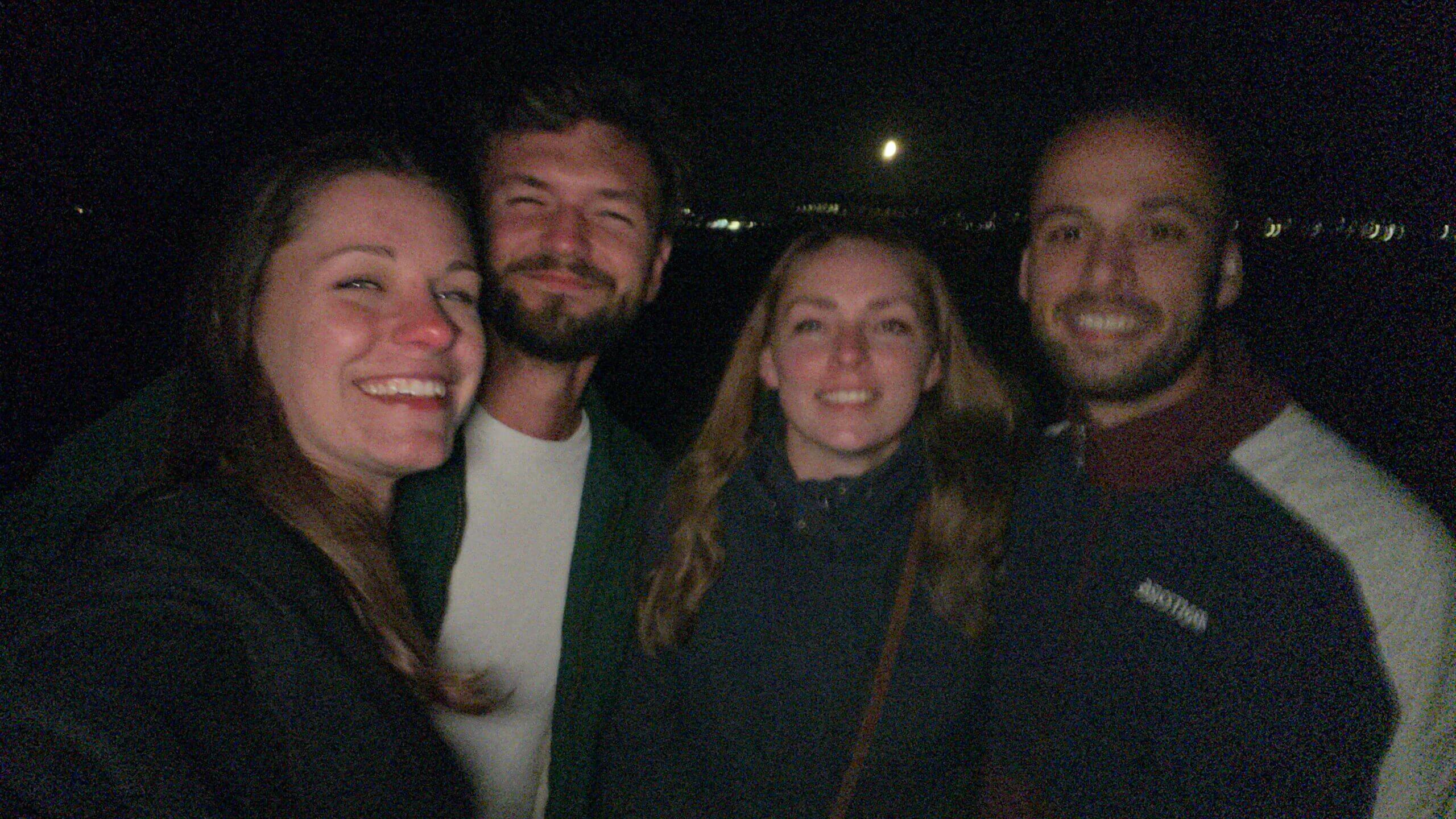 Selfie von vier Personen bei Nacht
