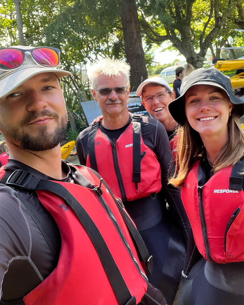 Selfie von vier Personen in roten Schwimmwesten