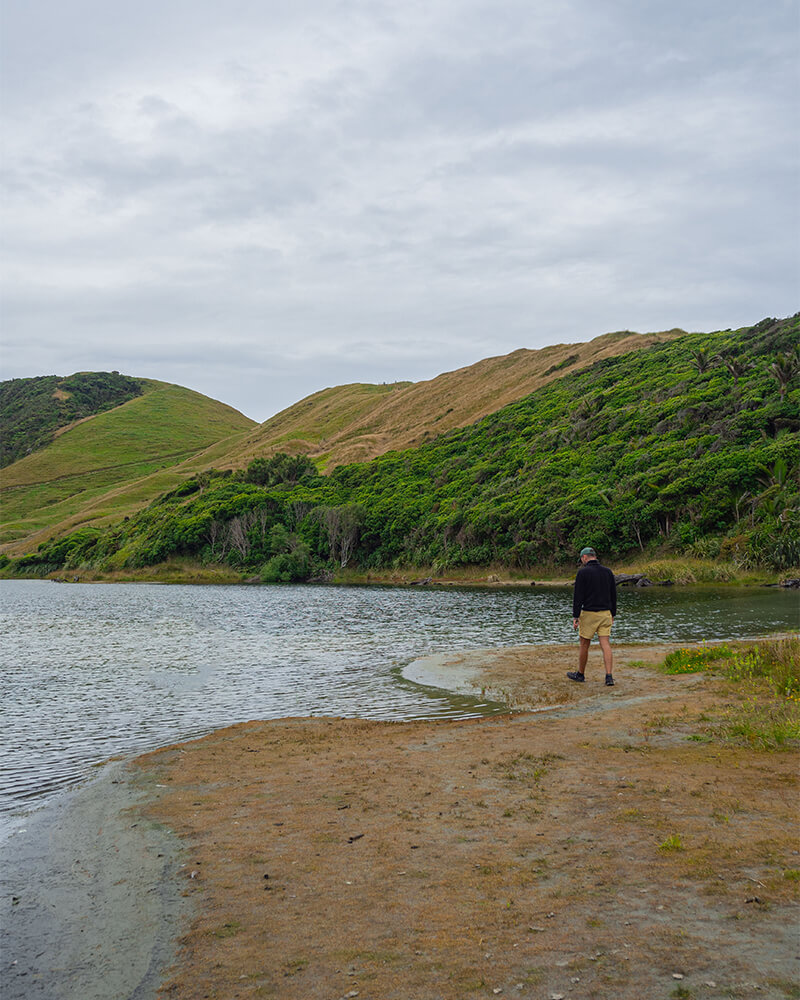 Junger Mann am Ufer der Kaihoka Lakes