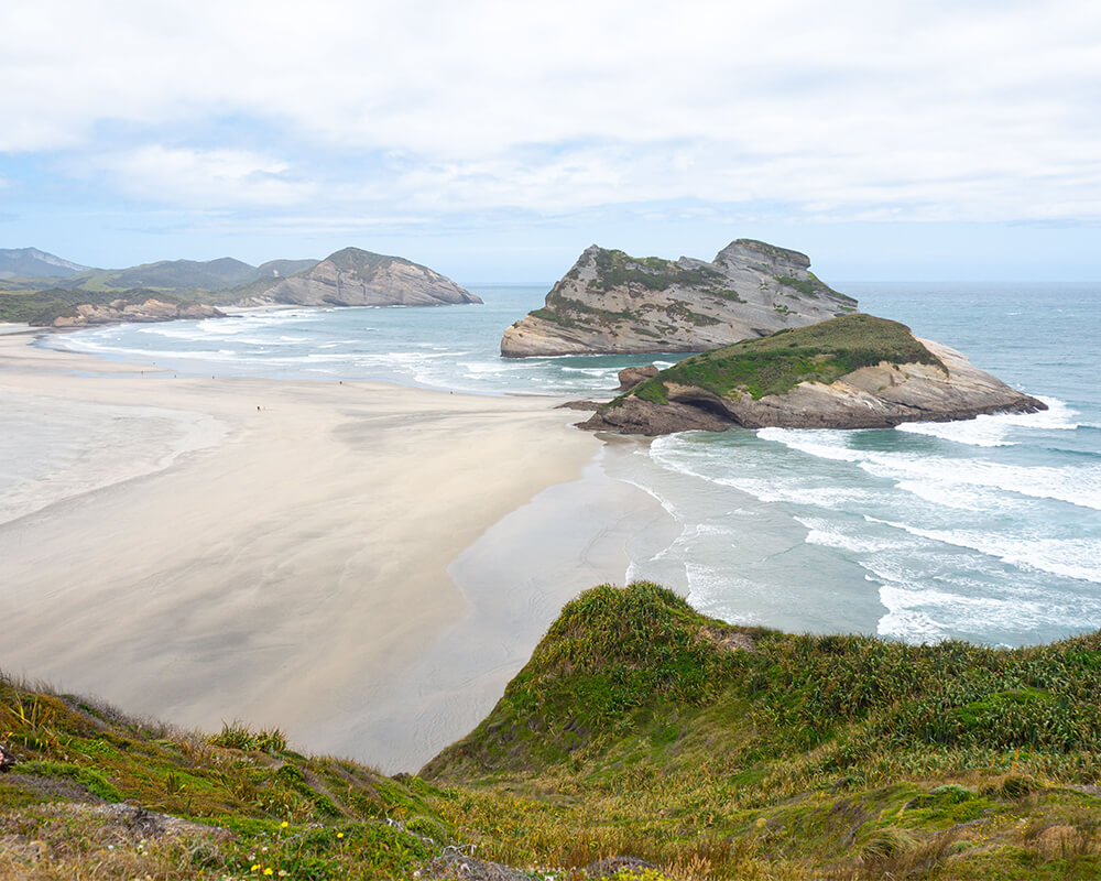 Blick von oben auf den Wharariki Beach