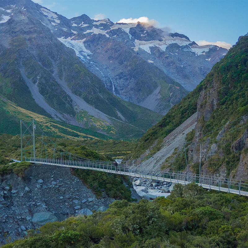 Hängeseilbrücke führt über einen Fluss im Hooker Valley Tal